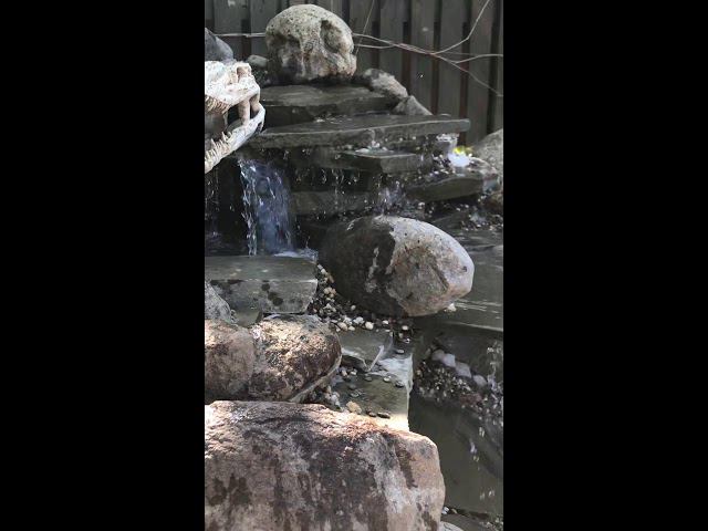 Декоративный водопад в пруду на даче