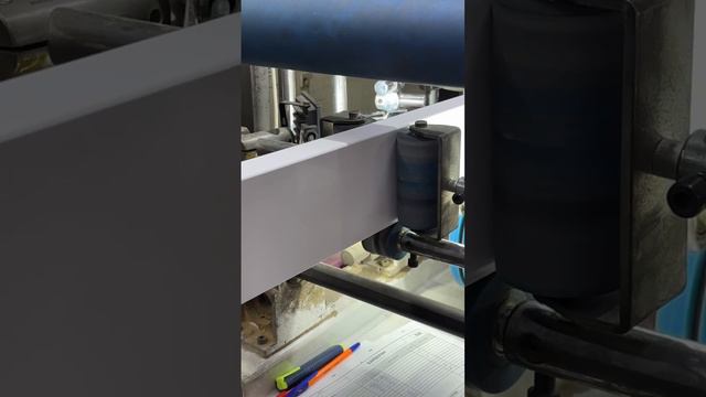 🚪 Сегодня показываем, как происходит процесс окутывания погонажа на нашем производстве! 👇🏻