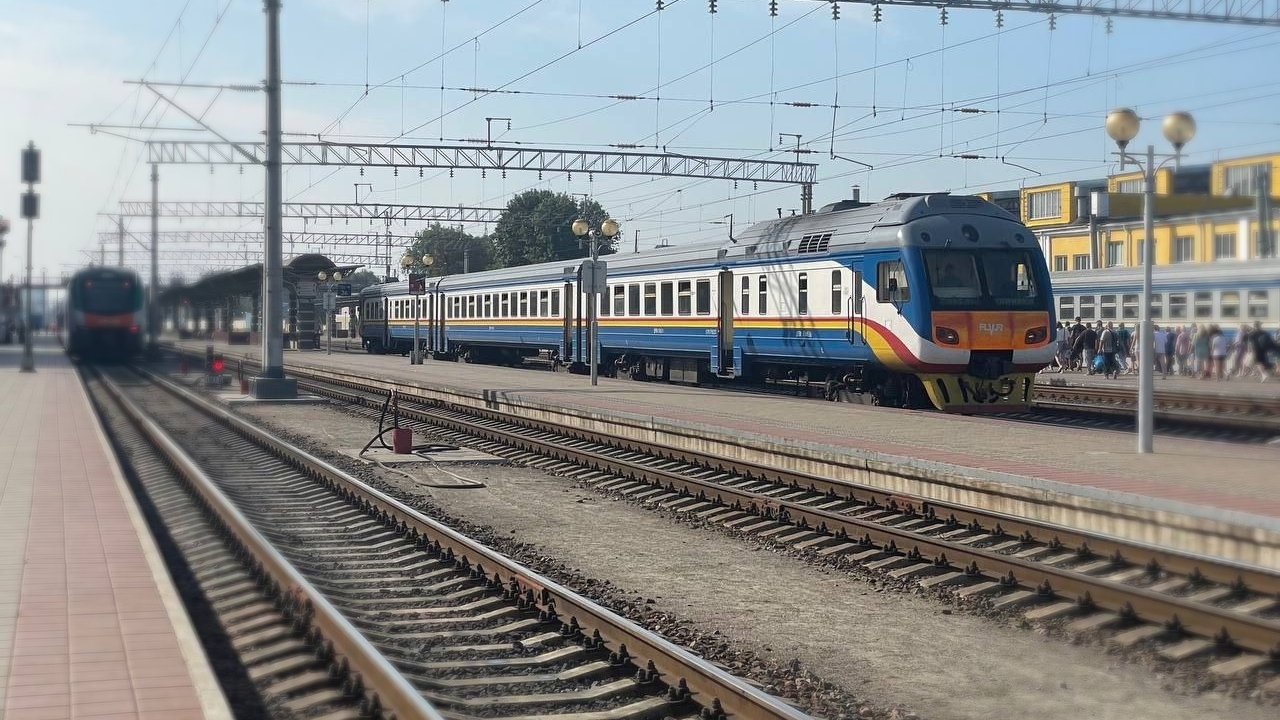 ДР1Б-1051 отправляется со станции.Станция Гомель.