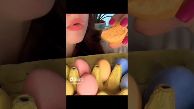 ASMR Crunching eggs from chalk_ меловые яйца🥚🍭😂 #asmr #crunchy #eatingsounds #relax