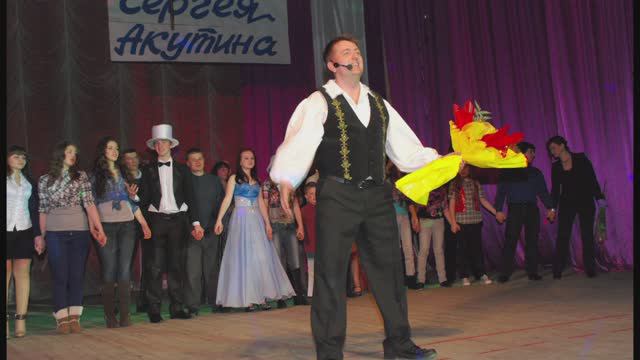 Песня "Я выхожу на сцену" в исполнении Сергея Акутина