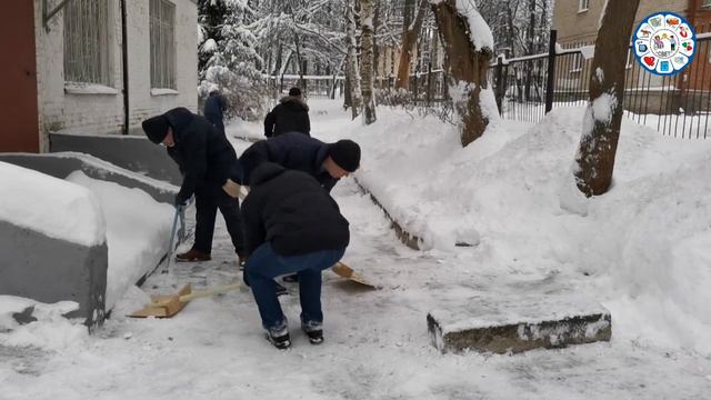 Уборка снега мастерами свечной мастерской.