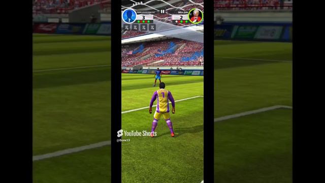 Ожесточенная борьба во время битвы в игре Football Strike