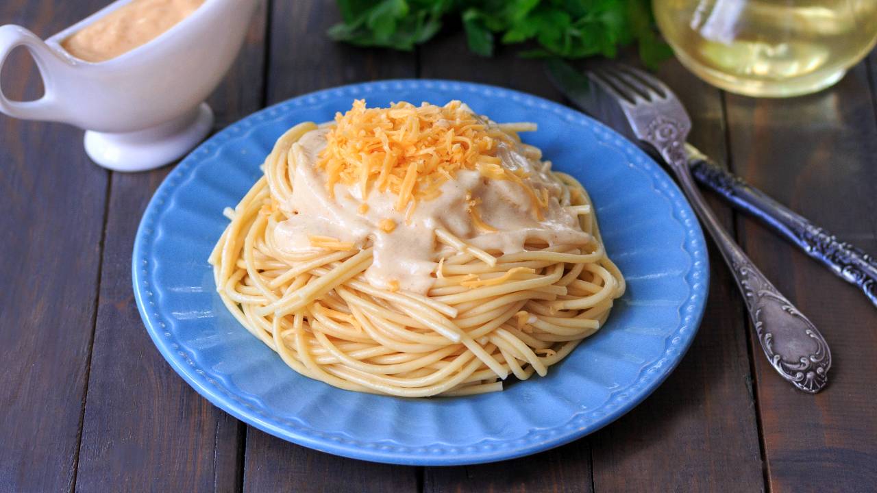 Делаем из макарон кулинарный шедевр. 🍲 Такую сырную подливу вы еще не пробловали!