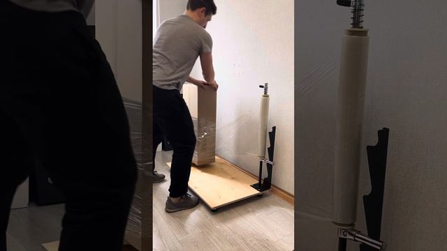 Упаковка высоких коробок на ручном упаковщике с подъемной стойкой