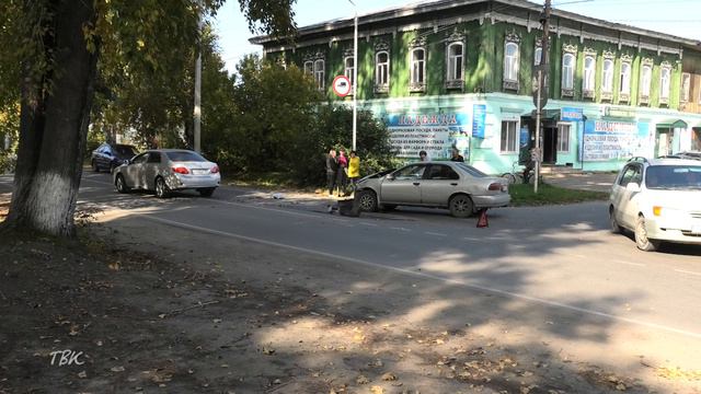 В Колпашеве столкнулись две иномарки у магазина "Купеческий"