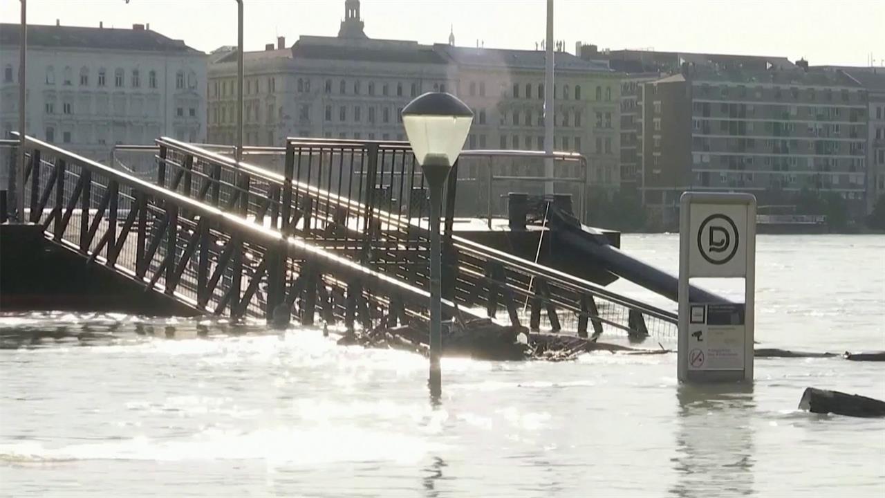 В Будапеште уровень воды в Дунае почти достиг девяти метров и продолжает расти