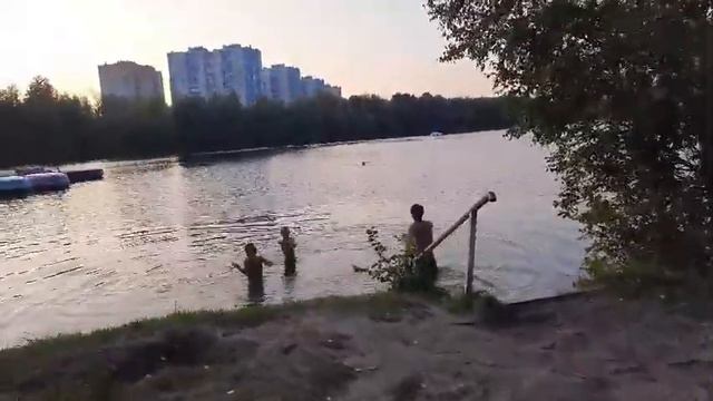На улице 12 градусов а в воде 14. Дети закаляются