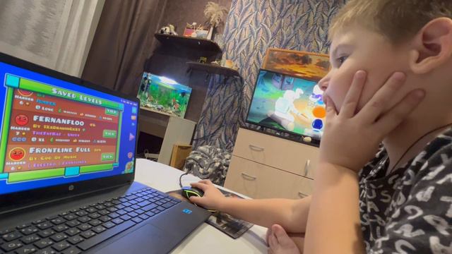 Играю в GEOMETRY DASH