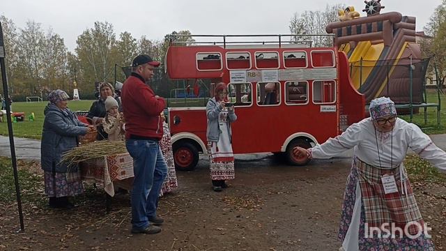 Я на ярмарке в райцентре.