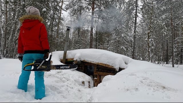 ДЕВУШКА В ЗИМНЕМ ЛЕСУ 🌲 ГЛИНТВЕЙН В ЗЕМЛЯНКЕ 🍷 СНЕГОПАД ❄️