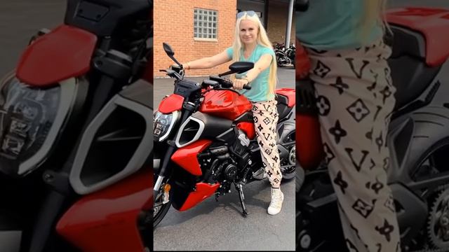 Мото Катя Алмаз #katyaalmaz #motogirl #biker #dance #motokatya #мотокатя #катяалмаз