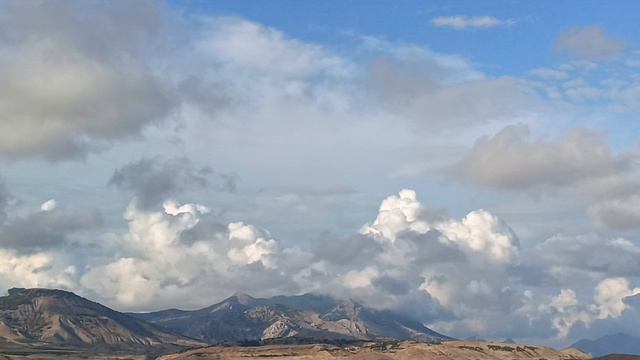 ЗАВОРАЖИВАЮЩИЕ ВИДЫ. Облака плывут над горами. Прекрасный вид.