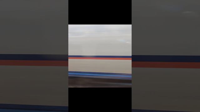 "Сапсан" и вагон с граффити.