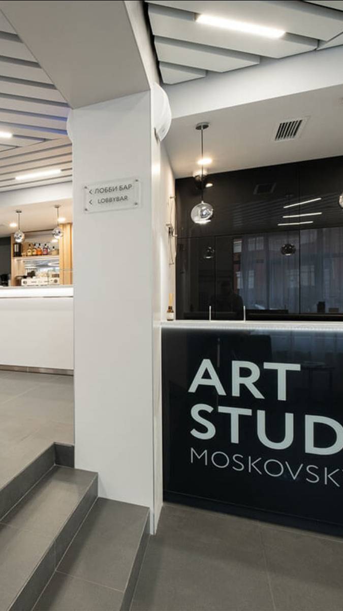 Новые апартаменты в апарт отеле Art Studio с просторным холлом и стойкой ресепшн