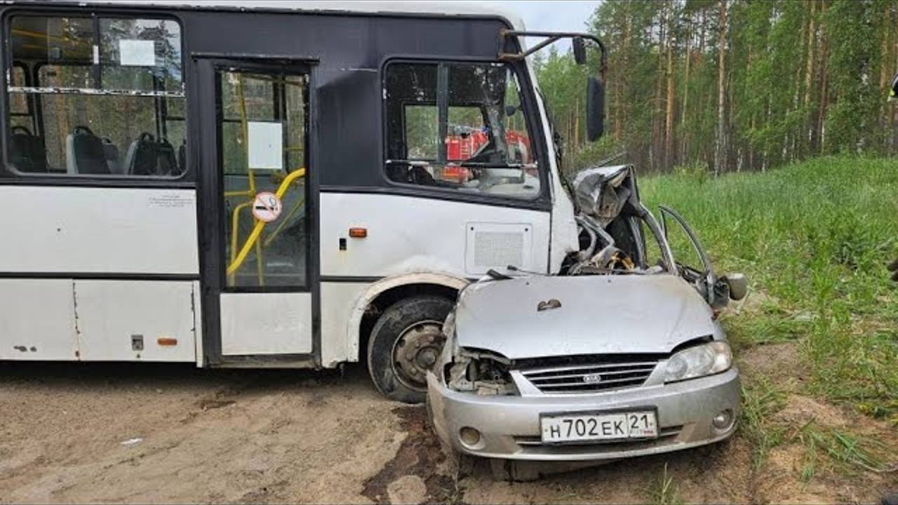 «Тела, зажатые в груде металлолома». Три человека погибли в ДТП с автобусом в Марий Эл.