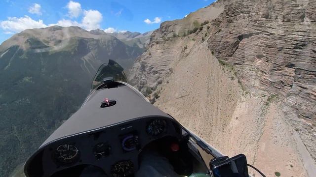 Glider pilot trapped between mountains!