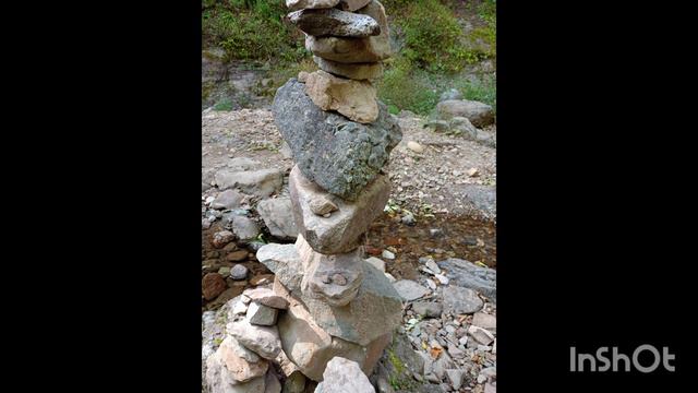 Каменные статуи.