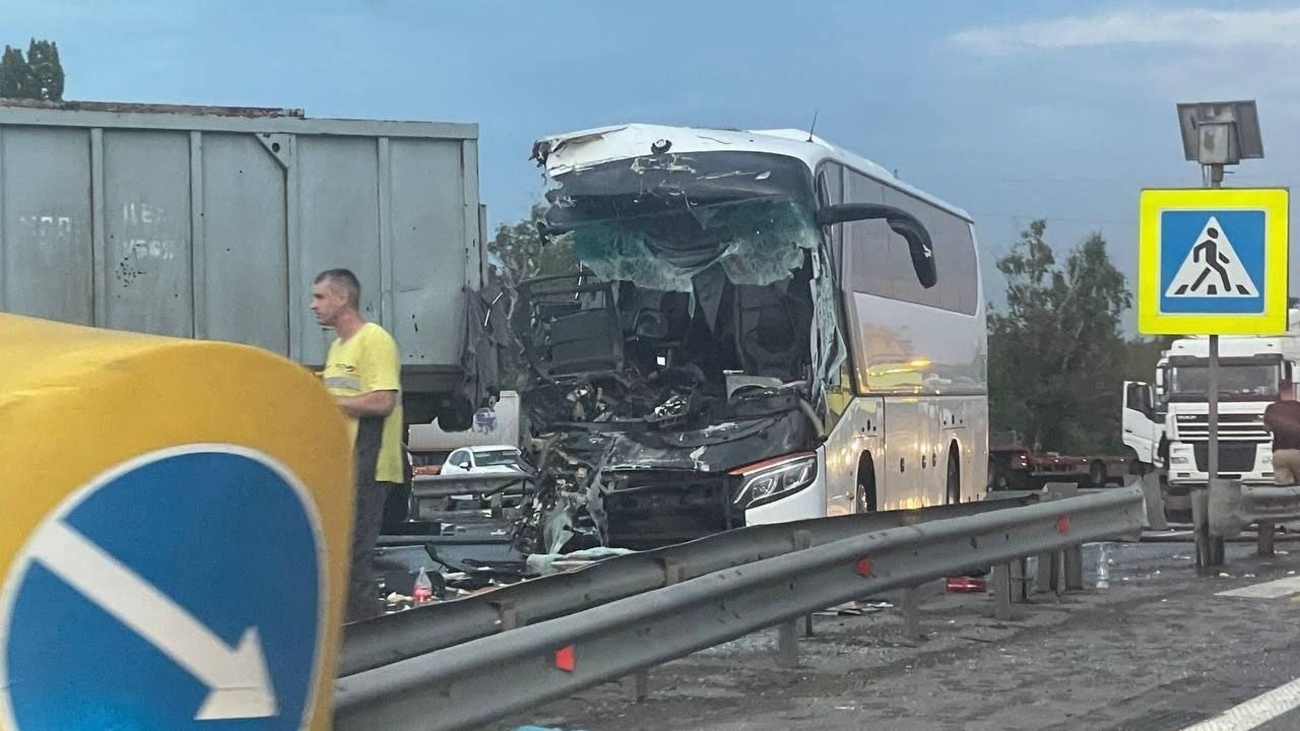 «Водовоз занесло на чужую». Сменный водитель автобуса погиб в ДТП в Ростовской области.