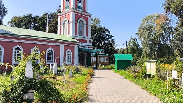 Собор,где на территории хоронили воинов в ВОВ и останавливались с мощами Серафима Саровского.