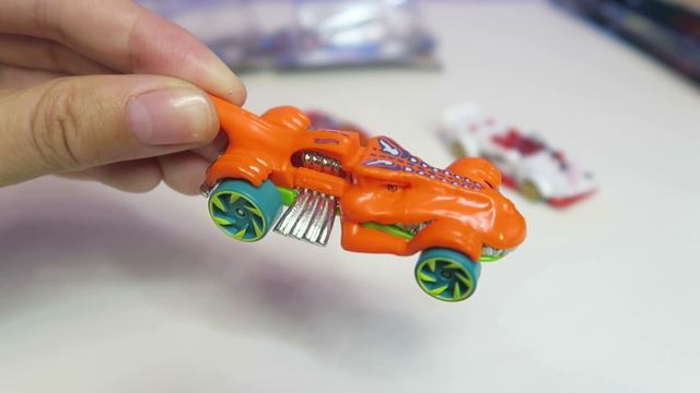 Коллекционные металлические машинки Hot Wheels с журналами, бренд Mattel