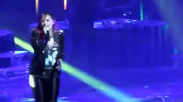 Dianna De La Garza Dancing On Stage During Unbroken Demi Lovato - Neon Lights Tour