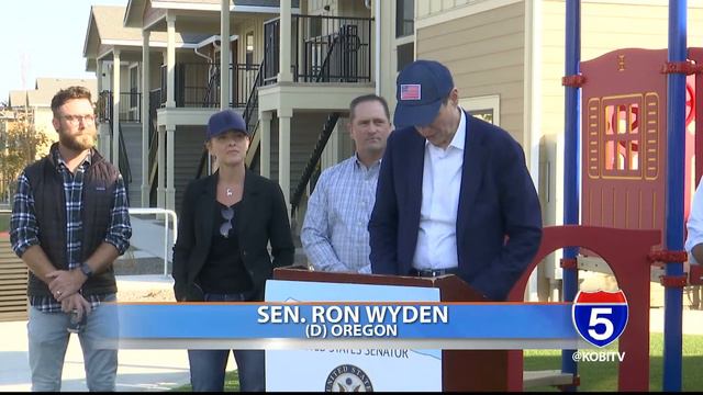 Senator Ron Wyden visits new affordable housing in White City