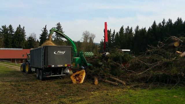 Hackgut Möslinger - Jenz 593 Z mit Fendt 939