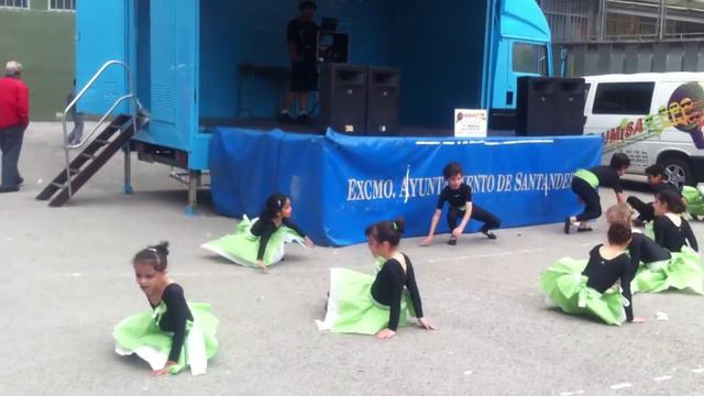 Las niñas de antonio mendoza  bailando en la fiesta de fin de curso ole que arte