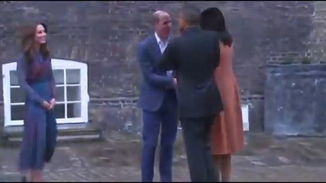 Obama and Michelle arrive at Kensington palace for dinner