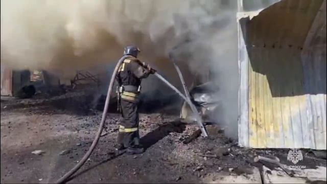 В Шахтах произошёл пожар на складе  на улице Профессиональной.