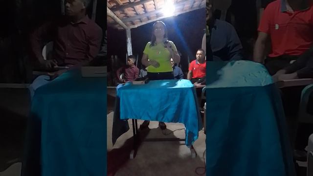 missionária Maura louvando a Deus, em santo Antonio dos crentes, na residência do irmão Ismael.
