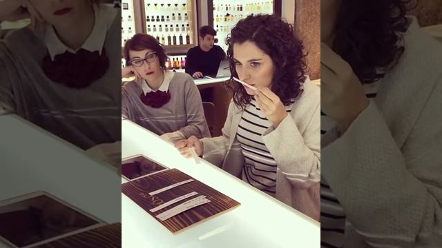 Alba Rico Probando Perfumes