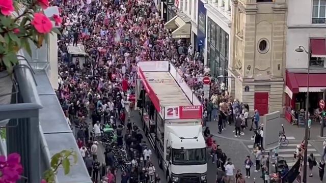 Более тысячи человек собрались сегодня на митинг у площади Бастилии в Париже