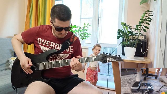 Дочь танцует под игру папы на электрогитаре