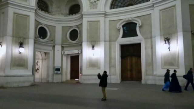 Jaj, pártám, jaj, pártám - Andrea Gerak singing at Michaelertor, Vienna