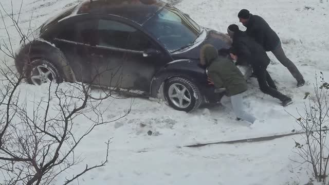 Владивосток и Первый снег! Автомобиль застрял в снегу.