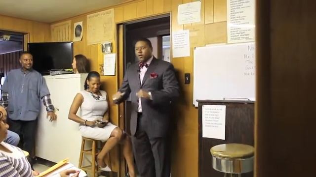 Motivational Speaker Ozell Graham talks with students at William's Barber College!