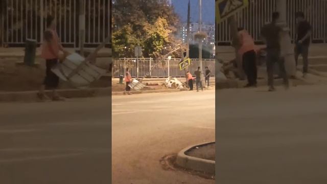 Забавное видео, как дорожный знак в Братеево убирали