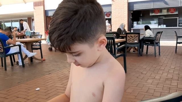 Efe çocuk menüsündeki hamburger patatesi yemeyi çok seviyor ama sadece ayran içiyor.