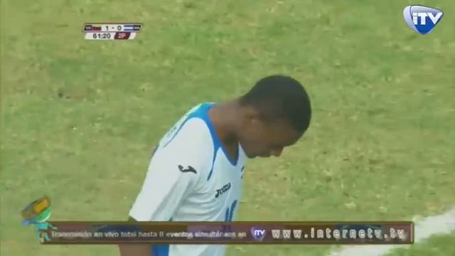 EL HONDUREÑO DEYBI FLORES DE TIRO LIBRE TRATA DE REMONTAR EN EL MARCADOR VEN 1-0 HON