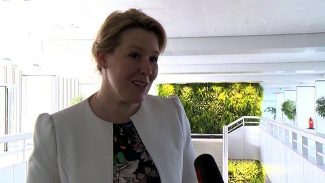 Franziska Giffey besucht Impfzentrum bei der Bayer AG | Michael Müller hisst Regenbogen-Flagge