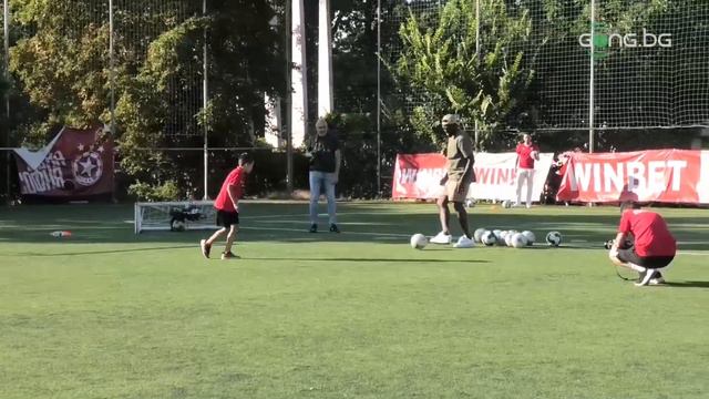 Амос Юга проведе специална тренировка с най-младите фенове на ЦСКА