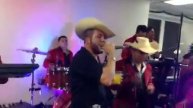 Que me entierren con la banda Roberto Jiménez y Regulo Vale