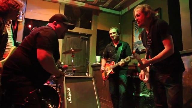 Adrian Smith  Jams Johnny B Good With Dave Keckhut Of The Band Made N America