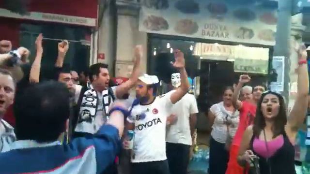 09.06.2013. Стамбул. Футбольные фанаты объединились в поддержку площади Таксим