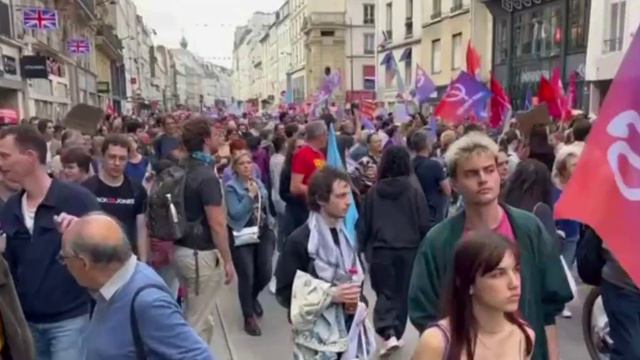 Несколько тысяч человек вышли на акцию протеста в Париже. против макрона