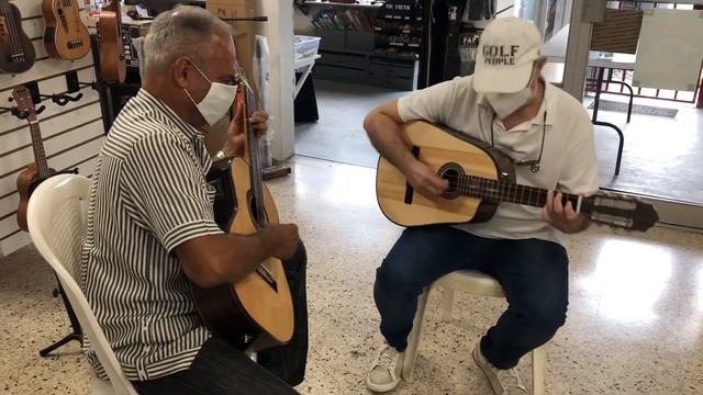 Guitarra ; Carlos Martínez / EL Tres ; Jerry Rivas