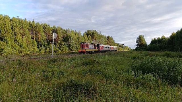 Пригородный поезд Яр - Светлополянск под ЧМЭЗ-2352 отправляется с ст.Шлаковая, 17.08.2024