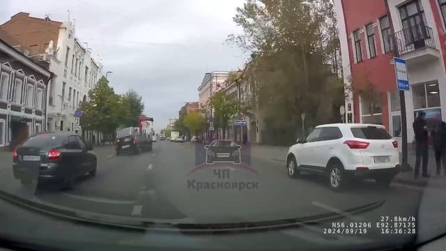 Чудом не влетел в девушку на тротуаре: в Красноярске внедорожник выпал с эвакуатора прямо на ходу.